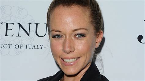 Kendra Wilkinson Shares NSFW Boobs Selfie, Awkwardly。